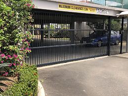 Cairns Reef Apartments & Motel