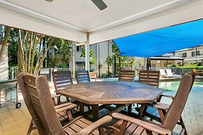 Cairns Reef Apartments & Motel