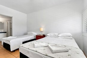 Cairns Reef Apartments & Motel