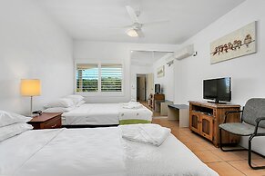Cairns Reef Apartments & Motel