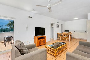Cairns Reef Apartments & Motel