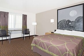 Super 8 by Wyndham Bloomfield