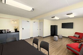 Travelodge by Wyndham Edmonton West