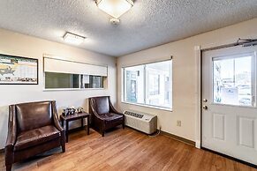 HomeTowne Studios by Red Roof Austin