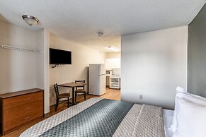 HomeTowne Studios by Red Roof Austin