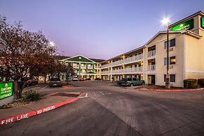 HomeTowne Studios by Red Roof Austin