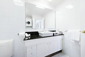 Majestic Old Lion Apartments