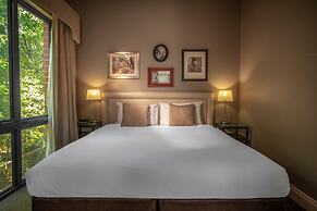 Majestic Old Lion Apartments