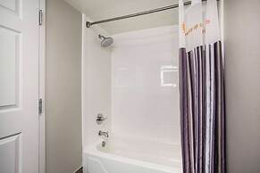 La Quinta Inn & Suites by Wyndham Clearwater South