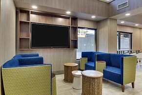 Holiday Inn Express & Suites Atlanta N-Perimeter Mall Area by IHG