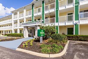 HomeTowne Studios by Red Roof Philadelphia - Maple Shade, NJ