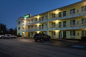 HomeTowne Studios by Red Roof Philadelphia - Maple Shade, NJ