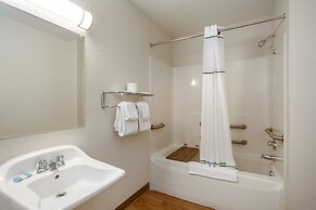 HomeTowne Studios by Red Roof Philadelphia - Maple Shade, NJ