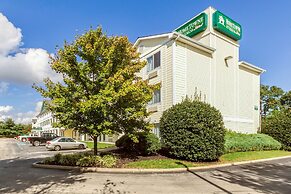 HomeTowne Studios by Red Roof Philadelphia - Maple Shade, NJ