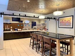 Holiday Inn Express & Suites Chicago-Libertyville by IHG