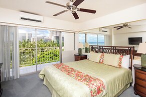 Castle Waikīkī Shore