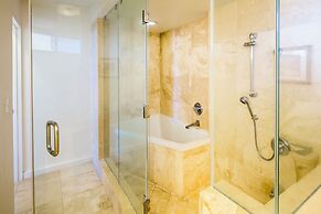 Castle Waikīkī Shore