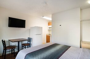 HomeTowne Studios by Red Roof Denver - Thornton