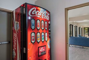 Econo Lodge Inn & Suites