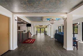 Econo Lodge Inn & Suites