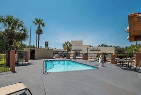 Econo Lodge Inn & Suites
