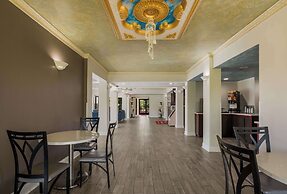 Econo Lodge Inn & Suites