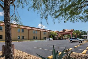 Econo Lodge Inn & Suites