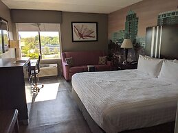 Clarion Pointe Greensboro Airport