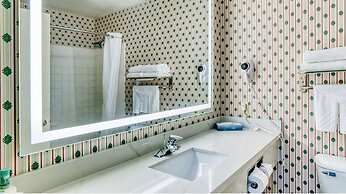 Evergreen Inn and Suites