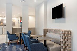 Holiday Inn Express & Suites Chicago West - St Charles by IHG
