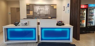 Holiday Inn Express & Suites Chicago West - St Charles by IHG