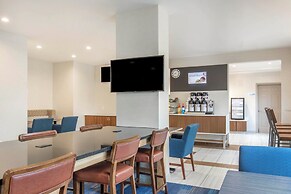 Holiday Inn Express & Suites Chicago West - St Charles by IHG