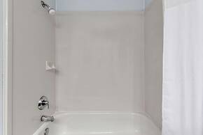 Days Inn & Suites by Wyndham Dallas