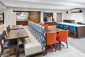 Holiday Inn Express Cleveland Airport - Brookpark by IHG
