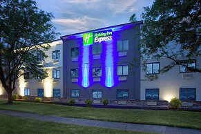 Holiday Inn Express Cleveland Airport - Brookpark by IHG