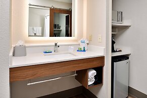 Holiday Inn Express & Suites North Kansas City by IHG