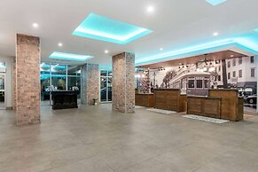 La Quinta Inn & Suites by Wyndham New Orleans Downtown