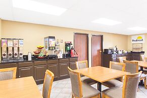 Days Inn By Wyndham Phenix City Near Fort Moore