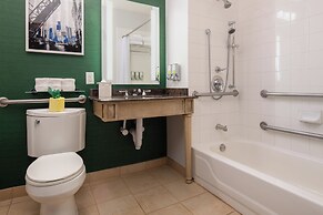 Staypineapple, An Iconic Hotel, The Loop