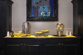 Staypineapple, An Iconic Hotel, The Loop