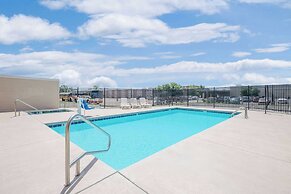 Days Inn & Suites by Wyndham Hutchinson