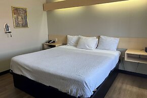 Days Inn & Suites by Wyndham Hutchinson