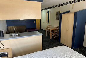 Days Inn & Suites by Wyndham Hutchinson