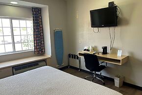 Days Inn & Suites by Wyndham Hutchinson