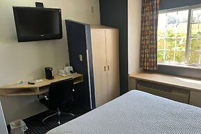 Days Inn & Suites by Wyndham Hutchinson