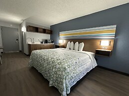 HomeTowne Studios by Red Roof Richmond, VA - W Broad St