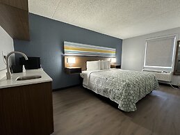 HomeTowne Studios by Red Roof Richmond, VA - W Broad St