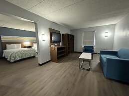 HomeTowne Studios by Red Roof Richmond, VA - W Broad St