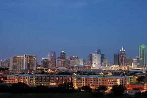 DoubleTree by Hilton Dallas - Market Center