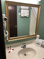 Days Inn & Suites by Wyndham Youngstown / Girard Ohio